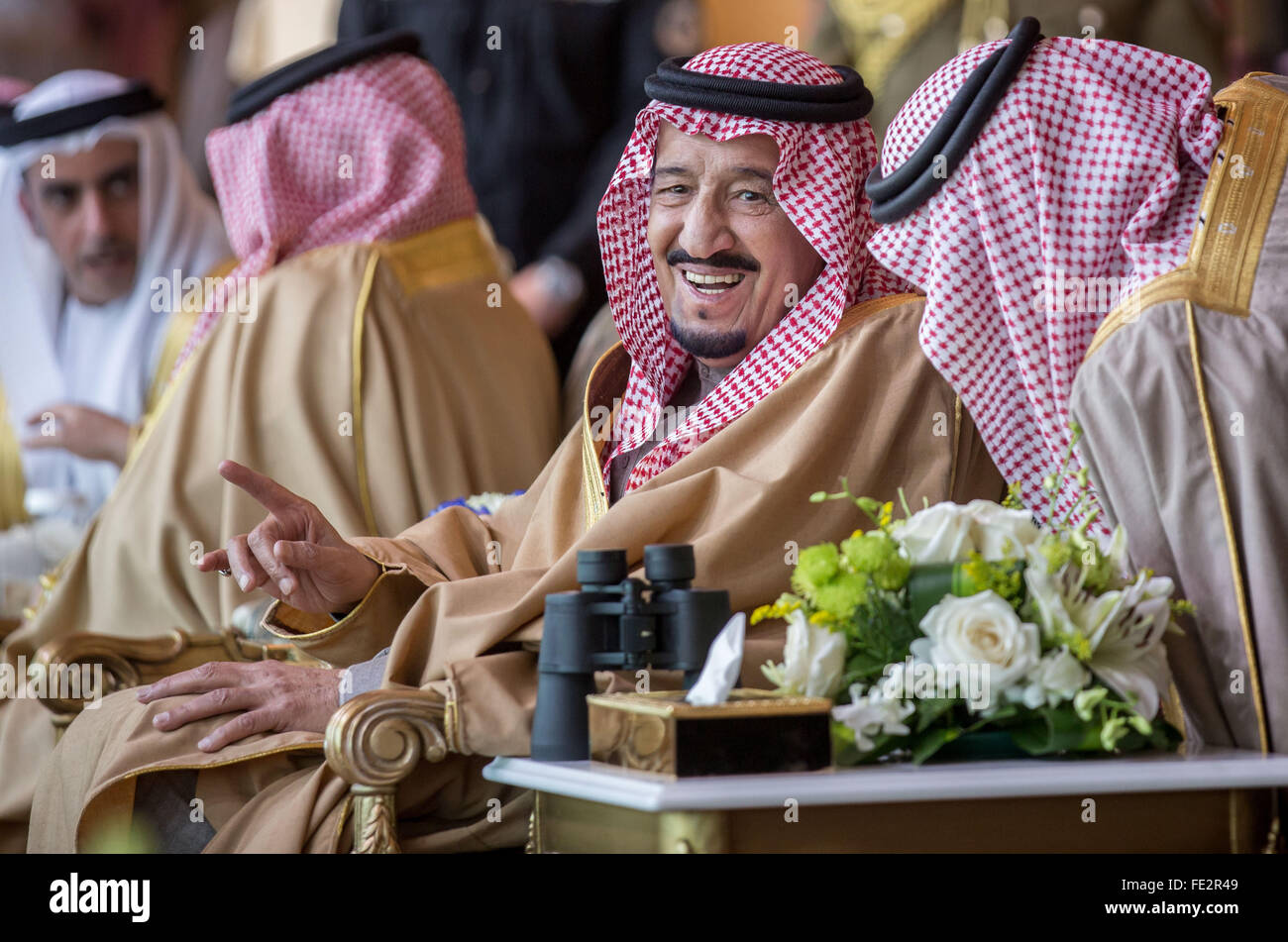 Riad, Saudi-Arabien. 3. Februar 2016. Salman bin Abdulaziz Al Saud (C), König von Saudi-Arabien, abgebildet auf dem Al-Jenadriyah-Festival in Riad, Saudi Arabien, 3. Februar 2016. Foto: MICHAEL KAPPELER/Dpa/Alamy Live News Stockfoto