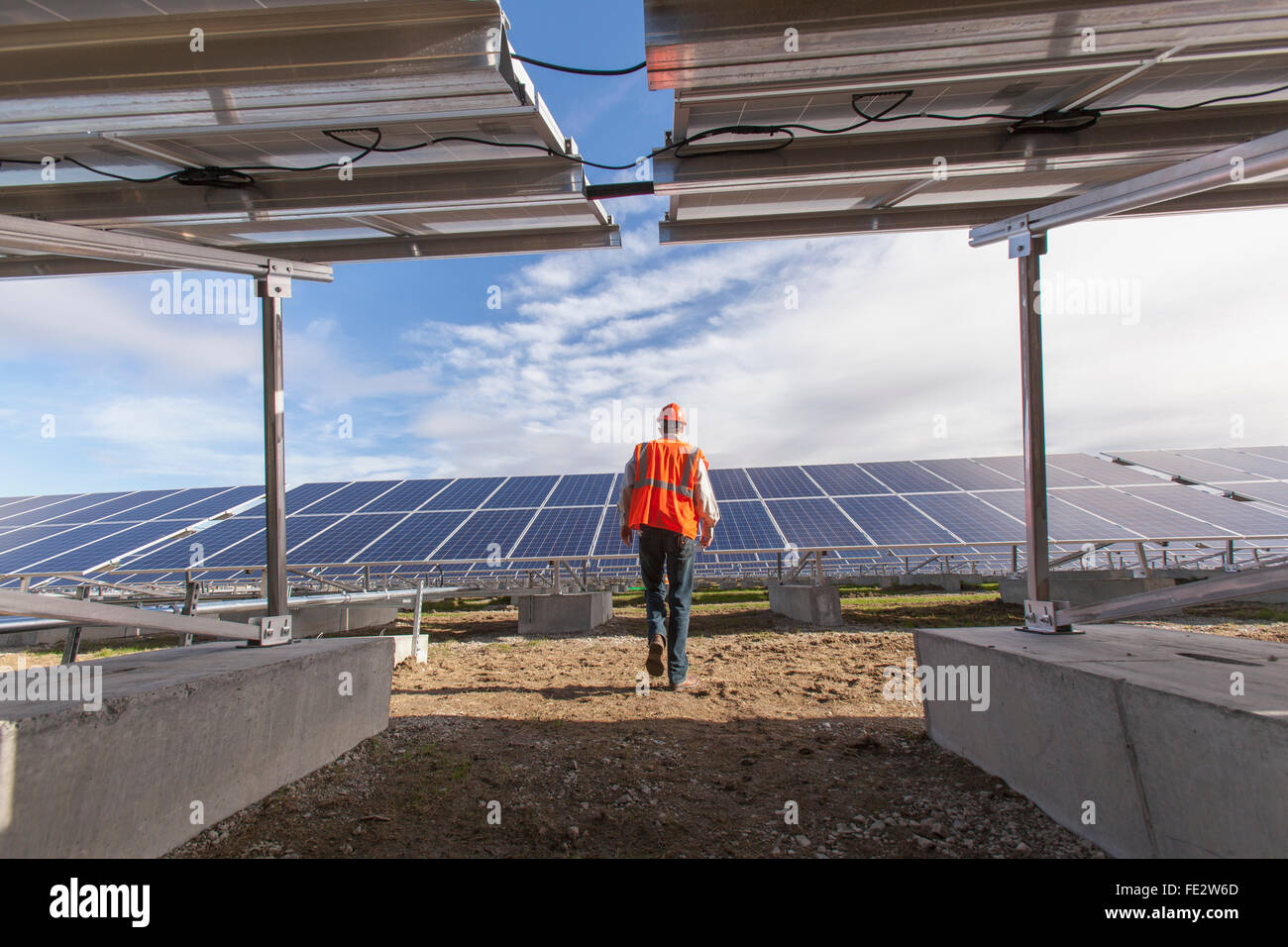 Energie Ingenieur zu Fuß in Richtung solar Photovoltaikanlage Stockfoto