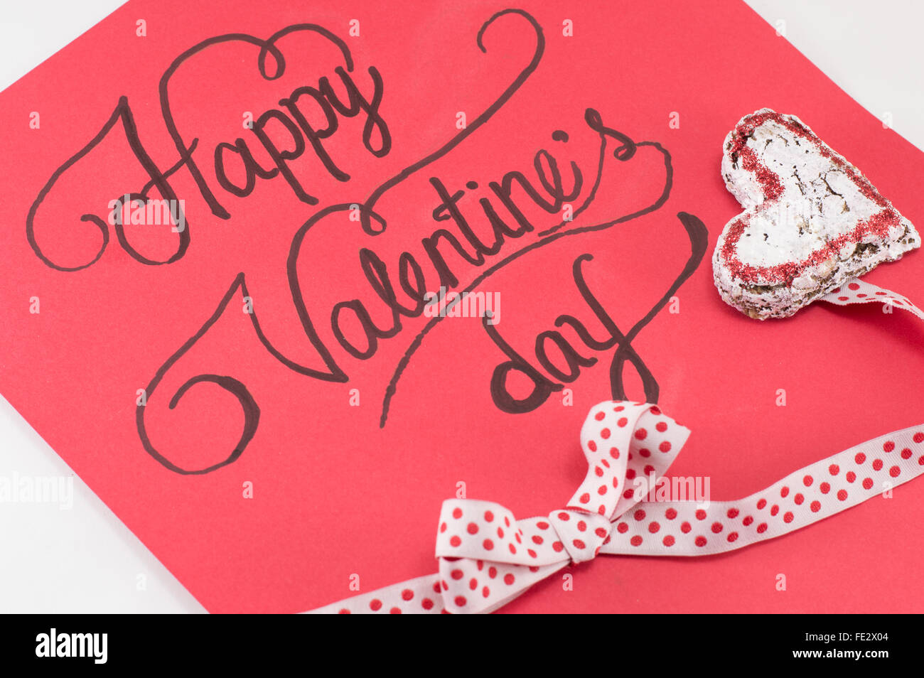 rote Karte mit Happy Valentine Tag Inschrift Stockfoto