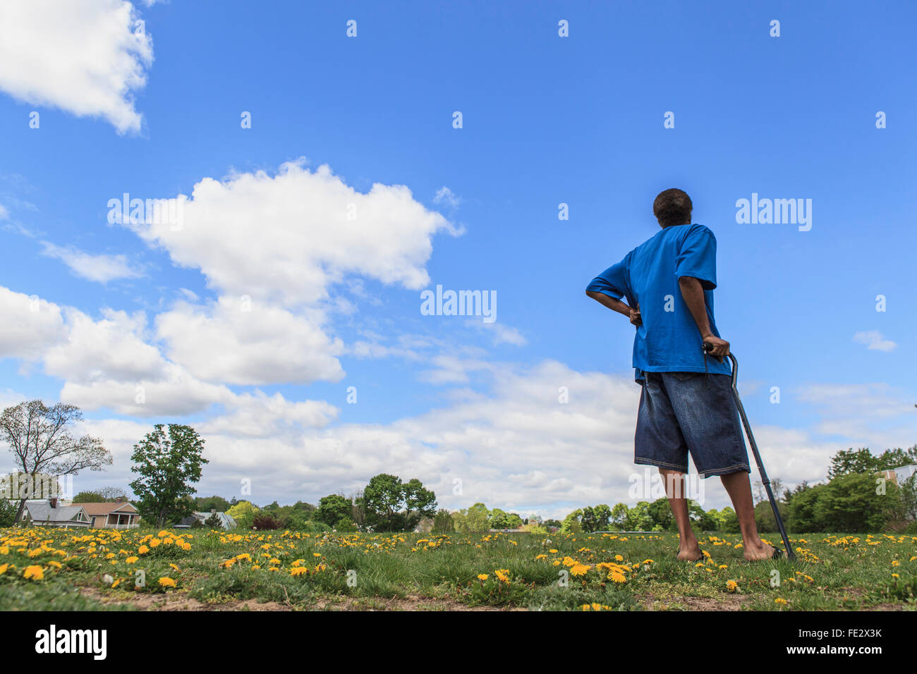 Mann mit traumatischen Hirnverletzungen stehen in einem Feld von Blumen Stockfoto