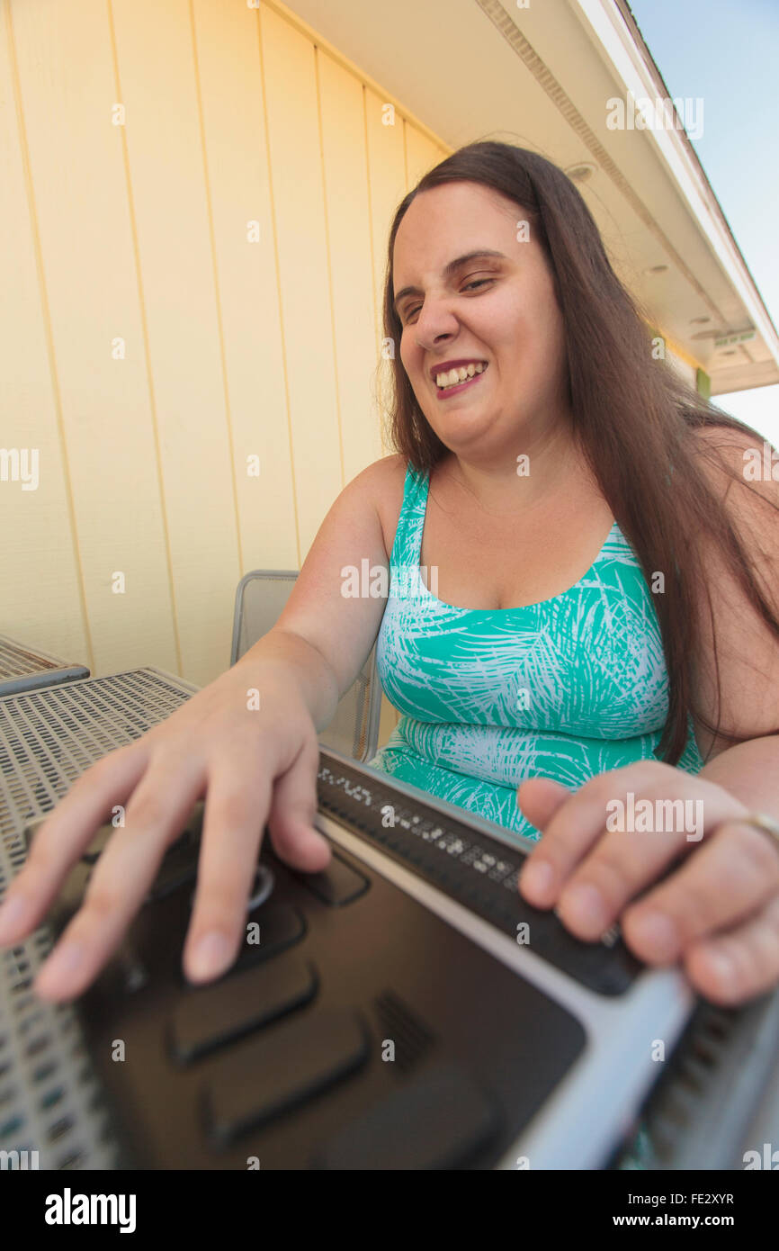 Blinde Frau, die mit ihrer Hilfstechnologie zu kommunizieren Stockfoto