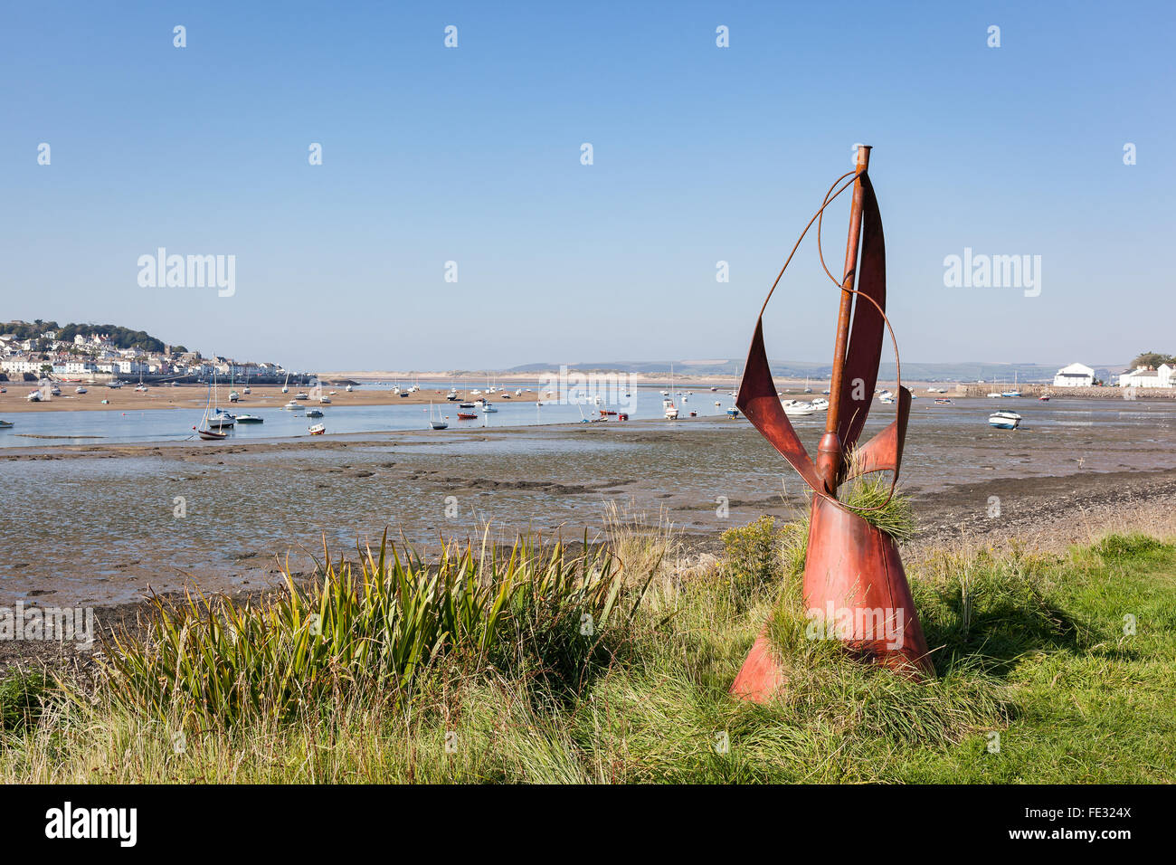 Blick vom Instow über die Torridge Mündung auf Appledore und Braunton Burrows. Rot Metall-Skulptur im Vordergrund. Stockfoto