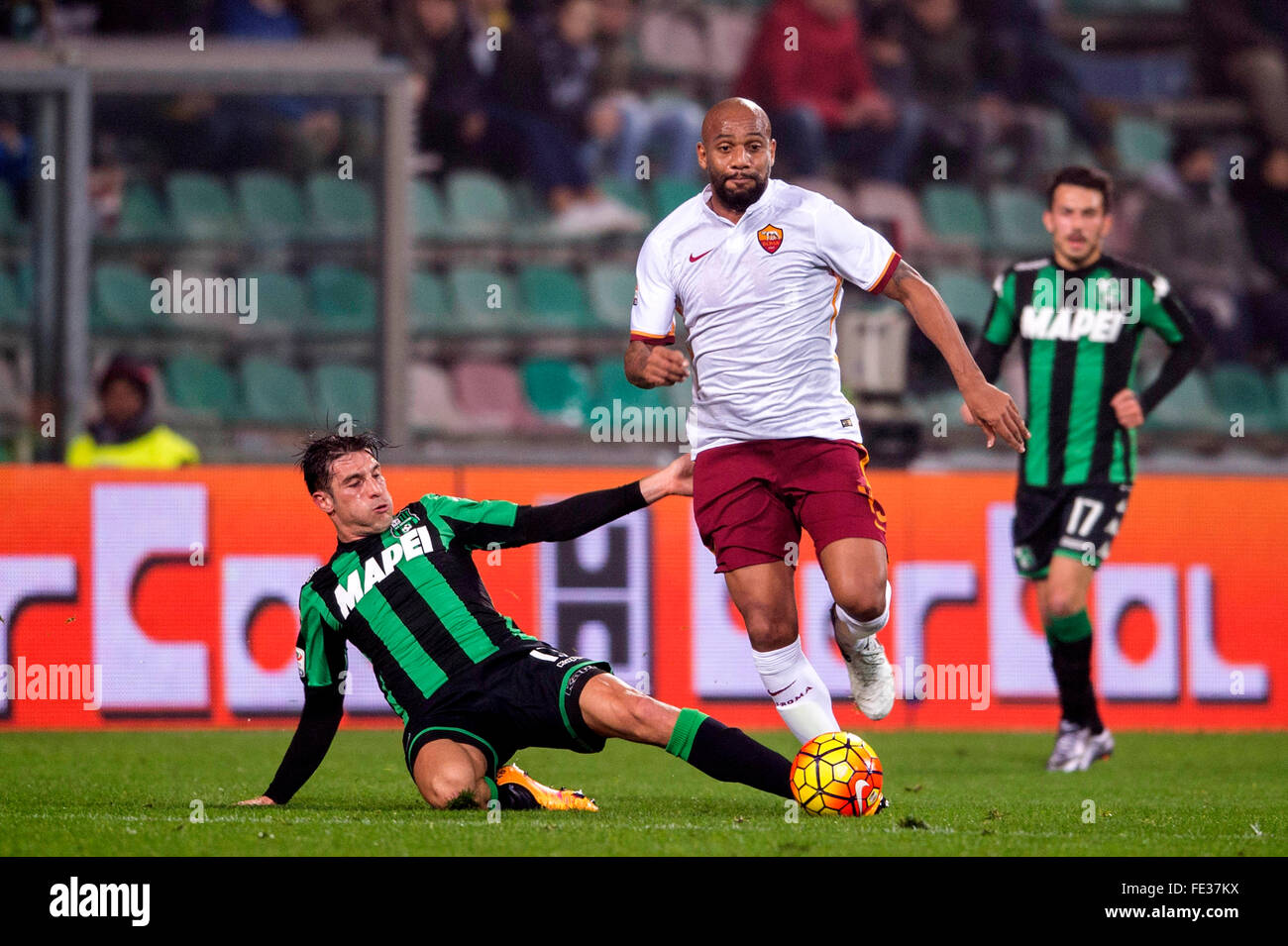 Reggio Emilia, Italien. 2. Februar 2016. Federico Peluso (Sassuolo), Maicon (Roma) Fußball: Italienische "Serie A" match zwischen uns Sassuolo 0-2 AS Roma im Mapei-Stadion - Citta del Tricolore in Reggio Emilia, Italien. © Maurizio Borsari/AFLO/Alamy Live-Nachrichten Stockfoto