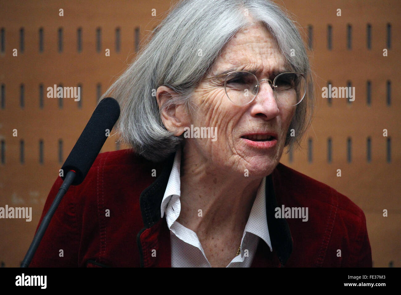 Barcelona, Spanien. 4. Februar 2016. Besten Verkäufer Roman Krimiautorin Donna Leon, präsentiert "Das Wasser der ewigen Jugend", sagte Manuela ist der Charakter der Saga ich habe grausamste mit, welches ist das fünfundzwanzigsten Buch der Serie über Comissario Brunetti, die in Venedig stattfinden. Bildnachweis: Dino Geromella/Alamy Live-Nachrichten Stockfoto