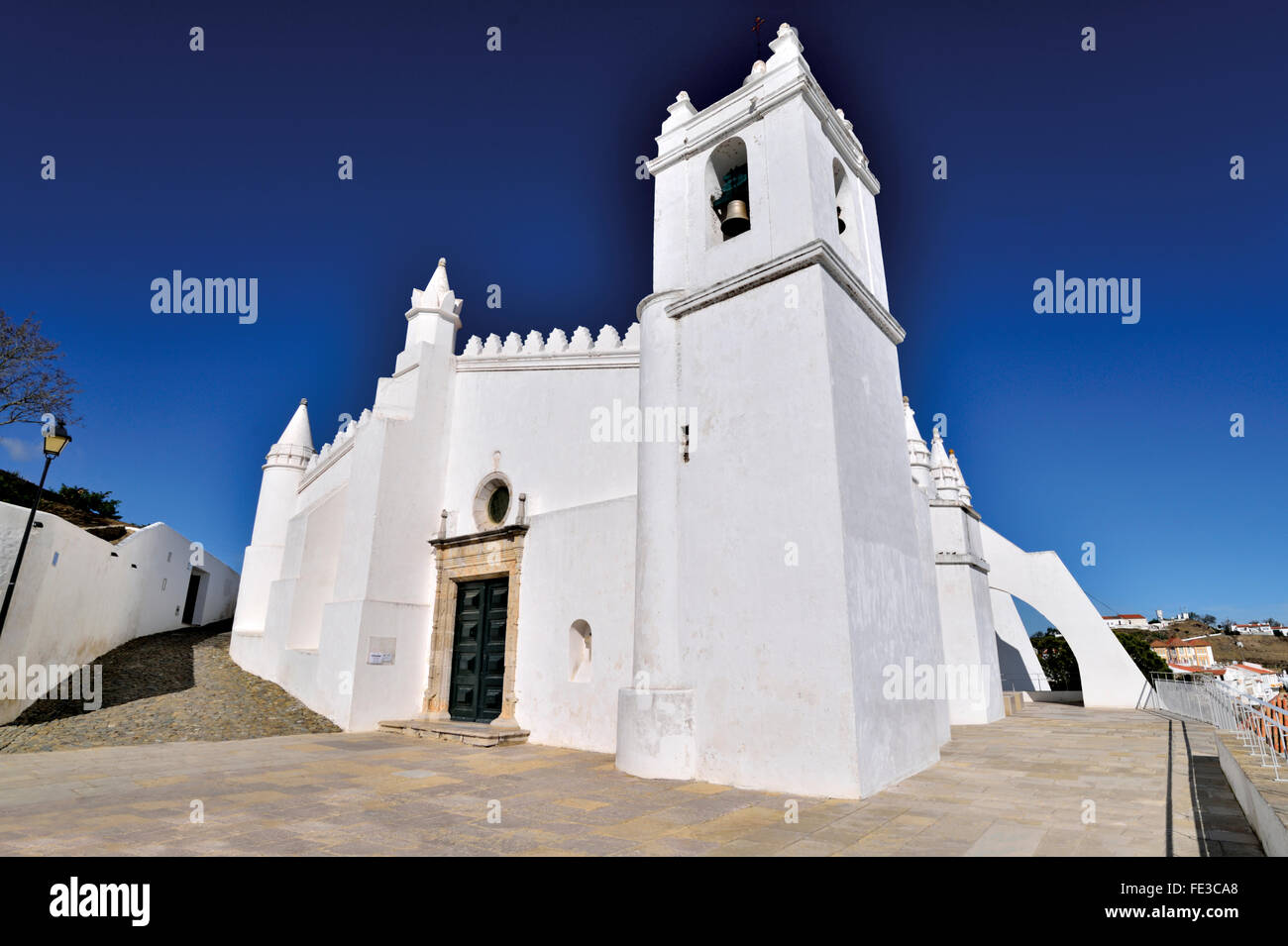 Portugal, Alentejo: Pfarrkirche und ehemalige Moschee in Mértola weiß gewaschen Stockfoto