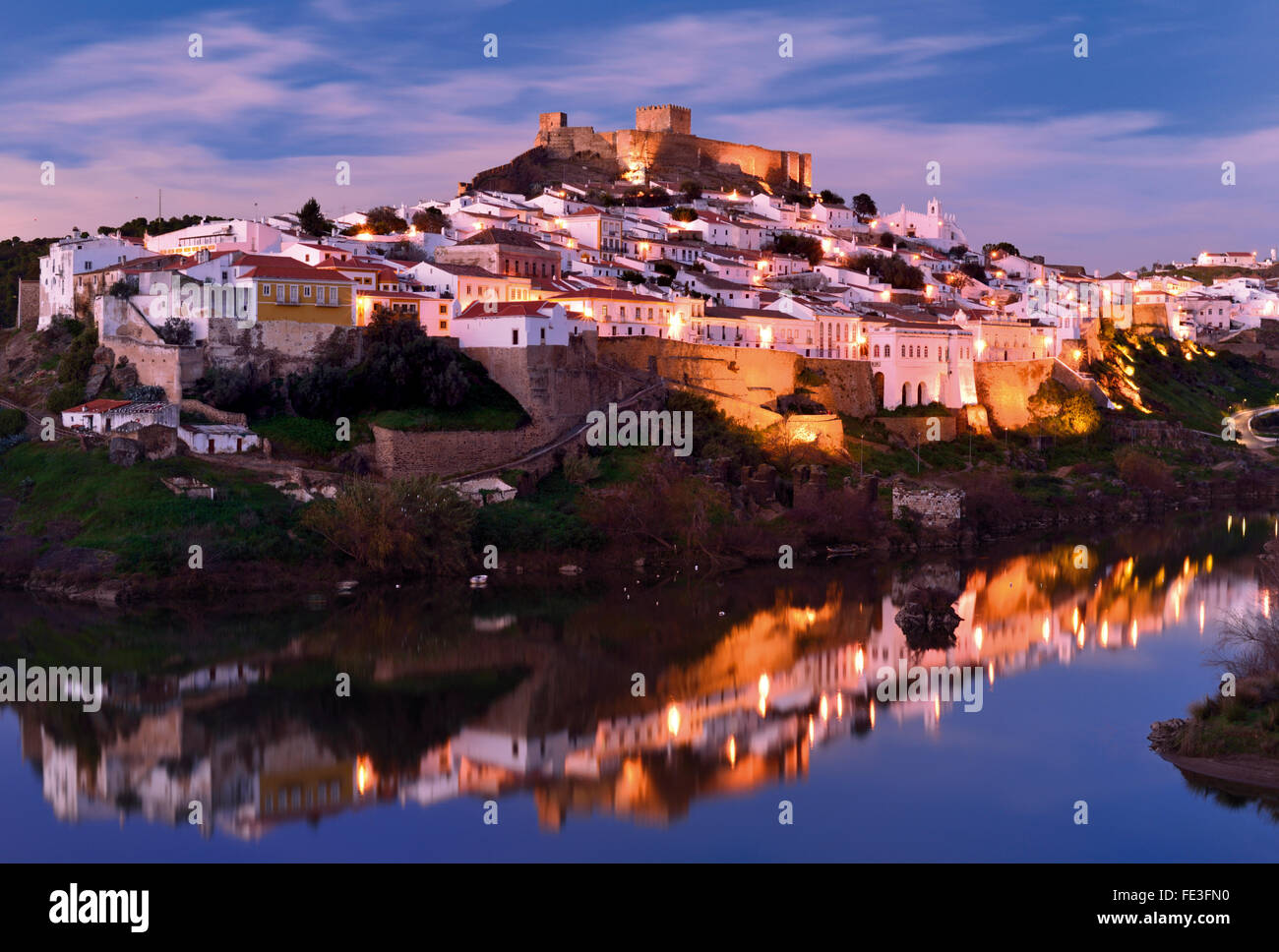 Portugal, Alentejo: Nächtliche Blick auf historische Dorf Mértola an den Rändern des Río Guadiana Stockfoto