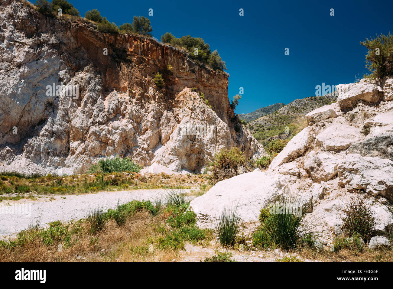 Berg, felsige Landschaft in der Umgebung des Flusses Rio Chillar in der Stadt Nerja, Malaga, Spanien. Sommer, warmer, sonniger Tag. Stockfoto