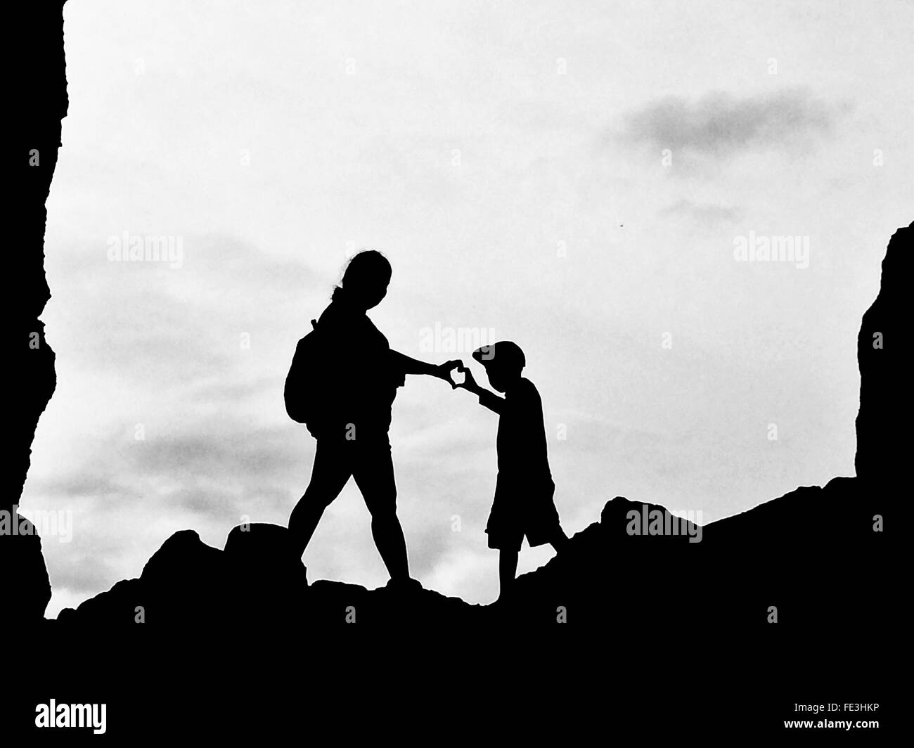 Niedrigen Winkel Ansicht von Silhouette Mutter und Sohn machen Herzform mit Hand Stockfoto