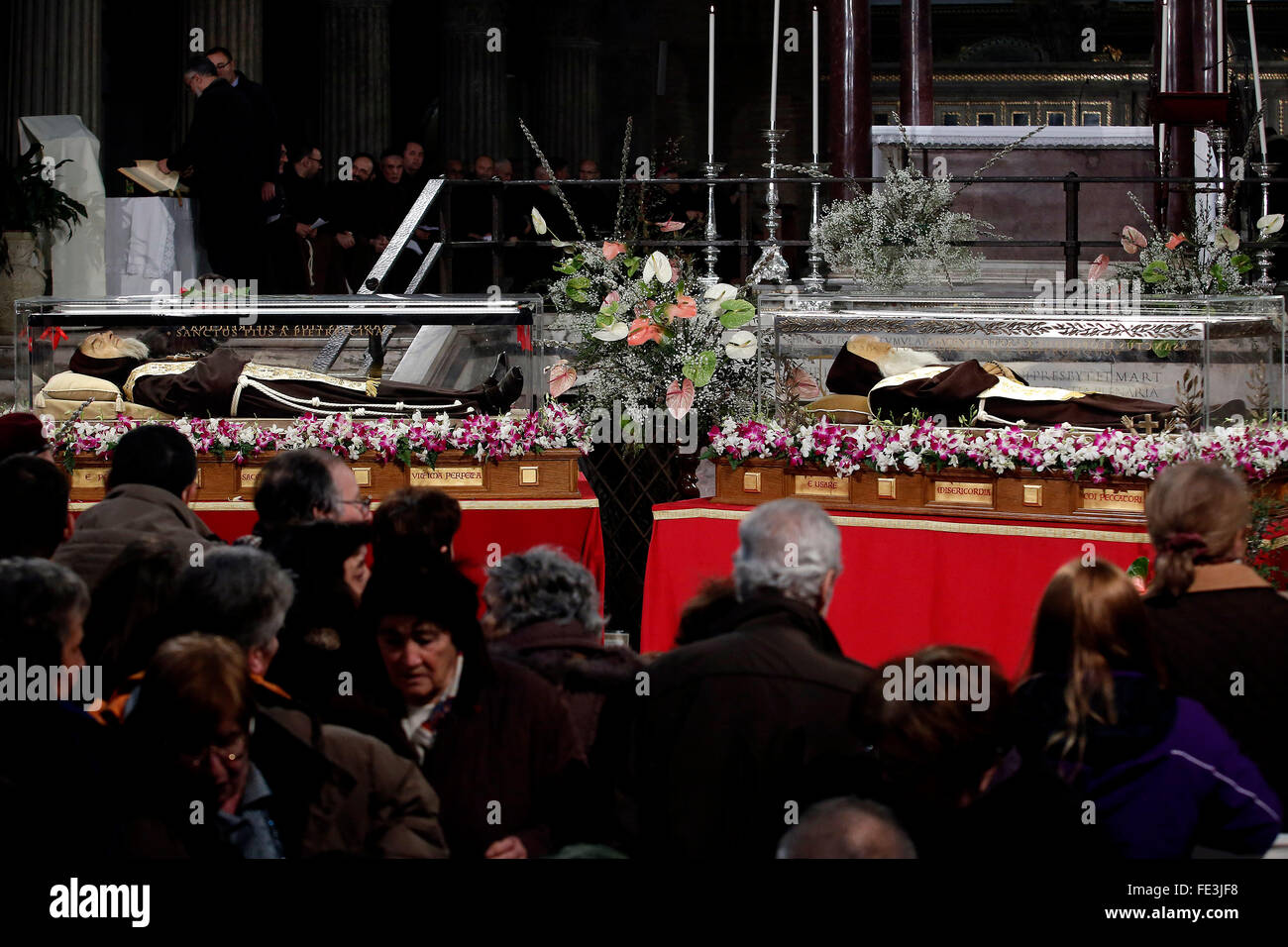 Rom 3. Februar 2016. Anlässlich des Jubiläums der Barmherzigkeit, die Leichen der beiden Heiligen wurden Pater Pio von Pietralcina und Saint Leopold Mandic in Rom, in die Basiliken von Saint Lawrence, übersetzt und die Anbetung der Gläubigen ausgesetzt. Bildnachweis: Insidefoto/Alamy Live-Nachrichten Stockfoto