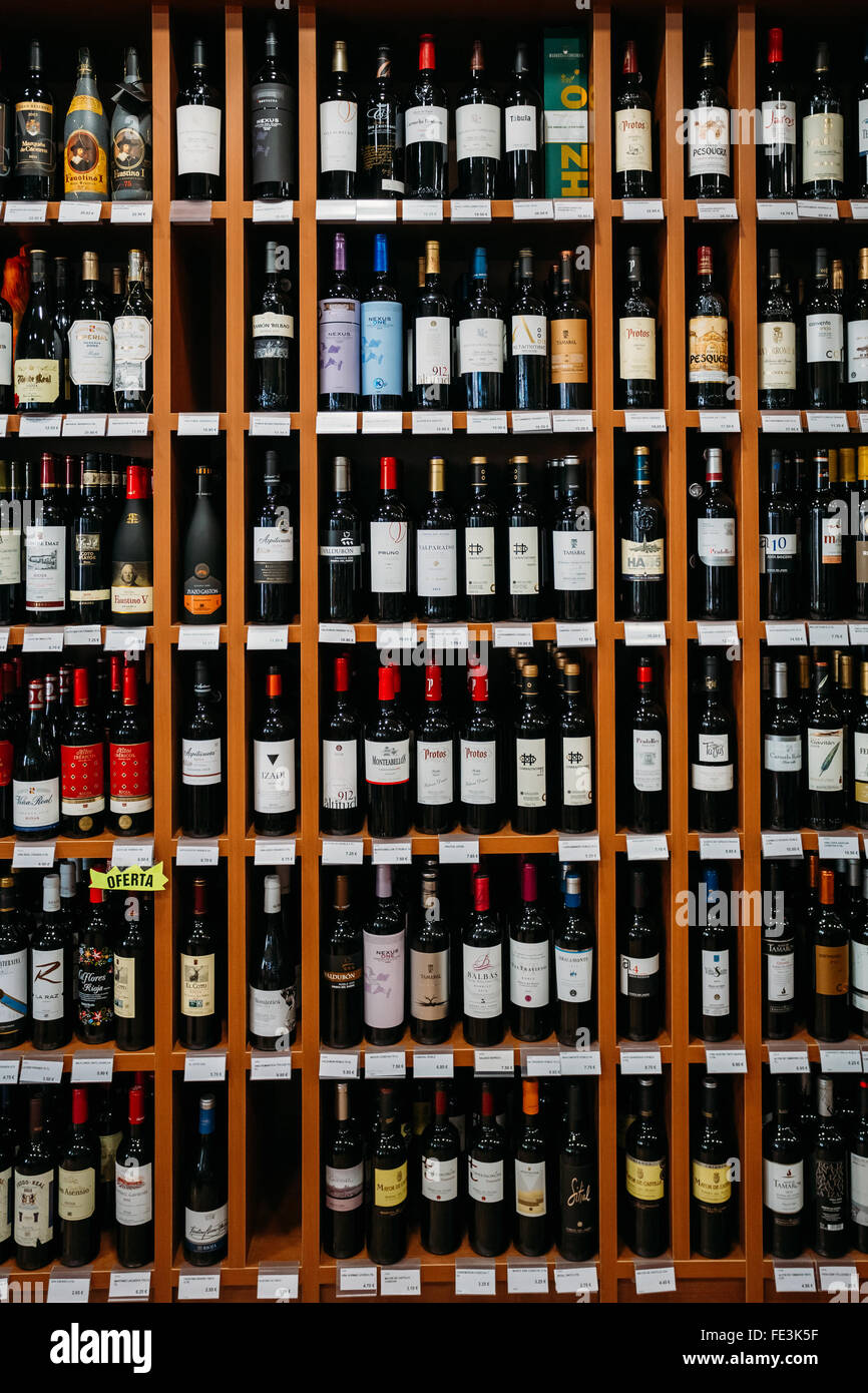 Das Rack mit dem Satz von Flaschen in einer Weinhandlung in Nerja, Spanien. Wein, Alkohol Shop, Supermarkt, Markt. Stockfoto