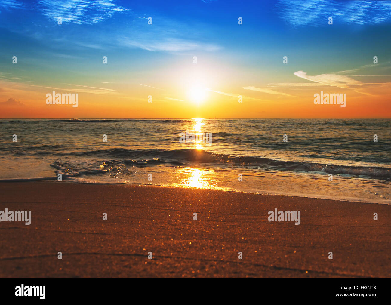 Schönheit der Landschaft mit Sonnenaufgang über dem Meer Stockfoto
