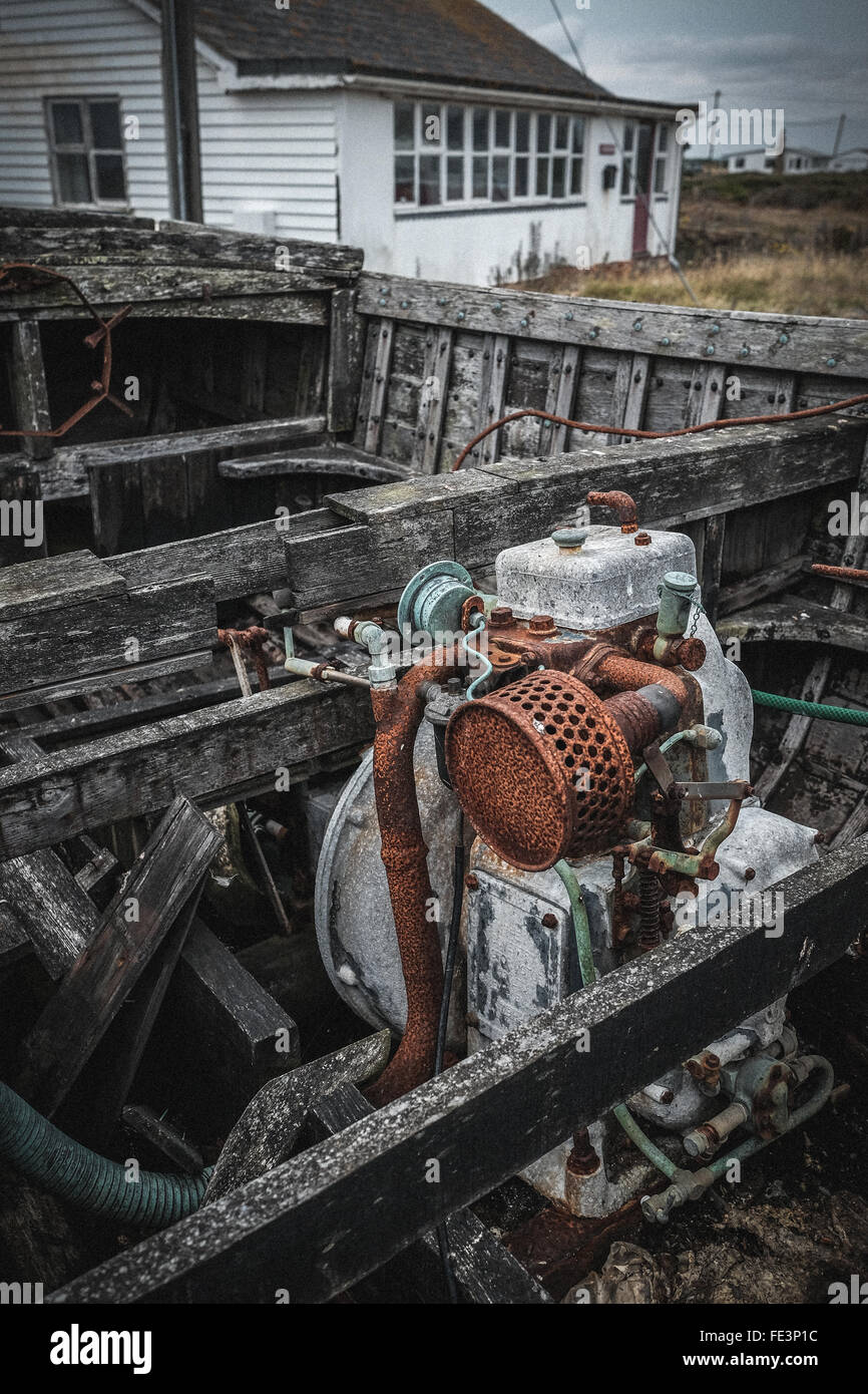 Bootsmotor auf Dungeness Strand, Kent, UK Stockfoto