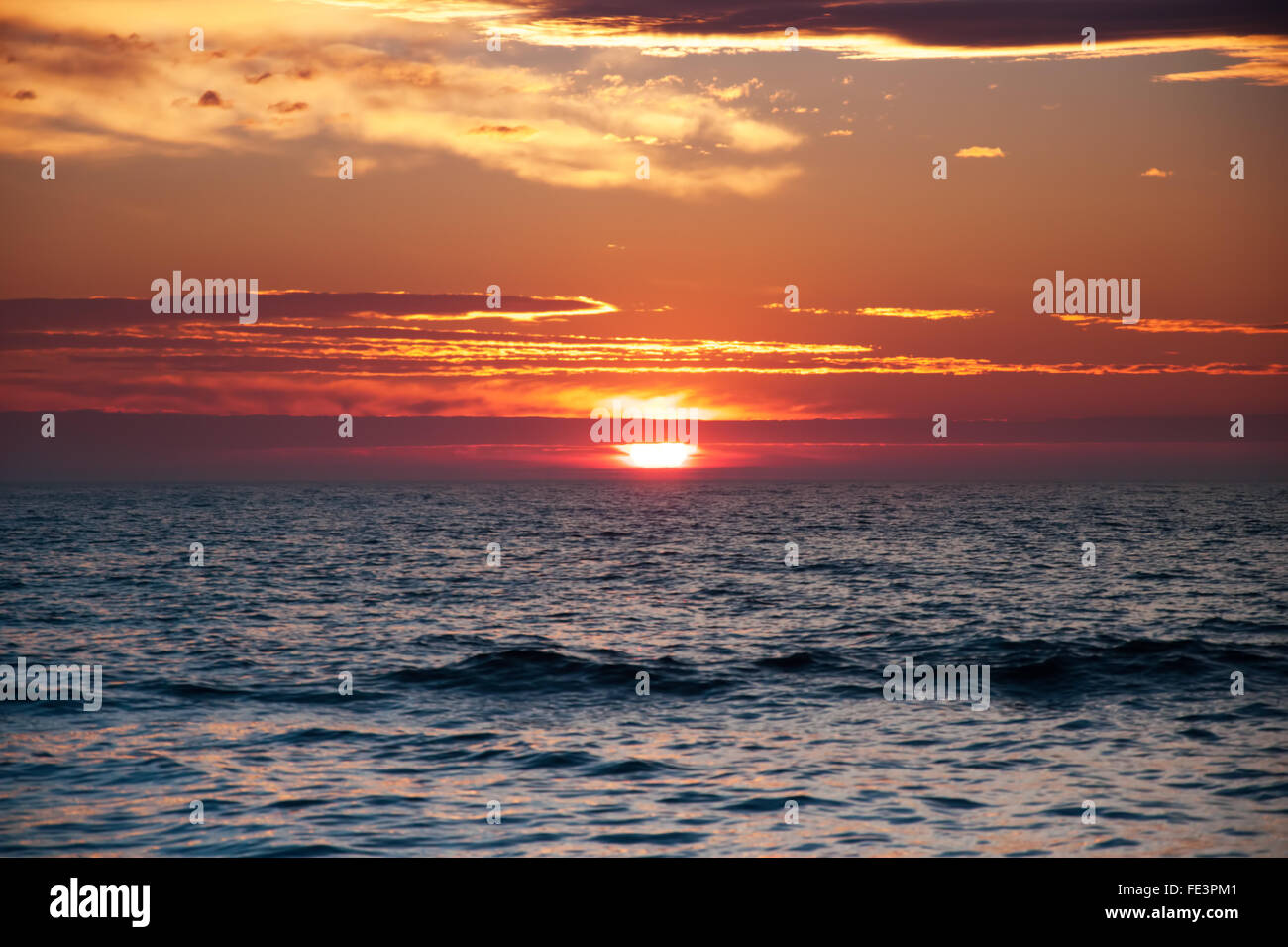 Sonnenaufgang über dem Horizont. Stockfoto