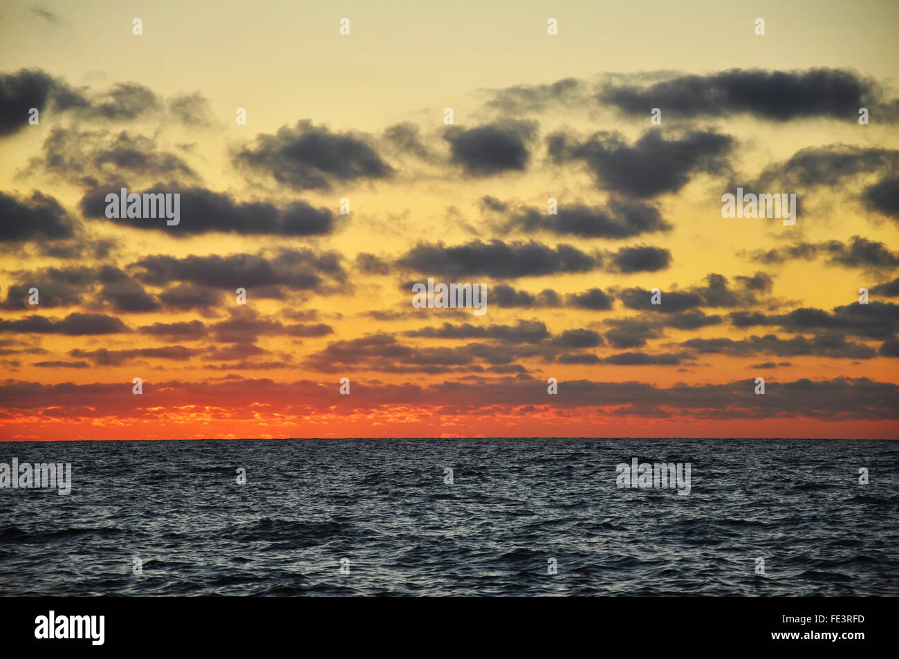 Schöne Wolkengebilde über das Meer, Sonnenaufgang erschossen Stockfoto