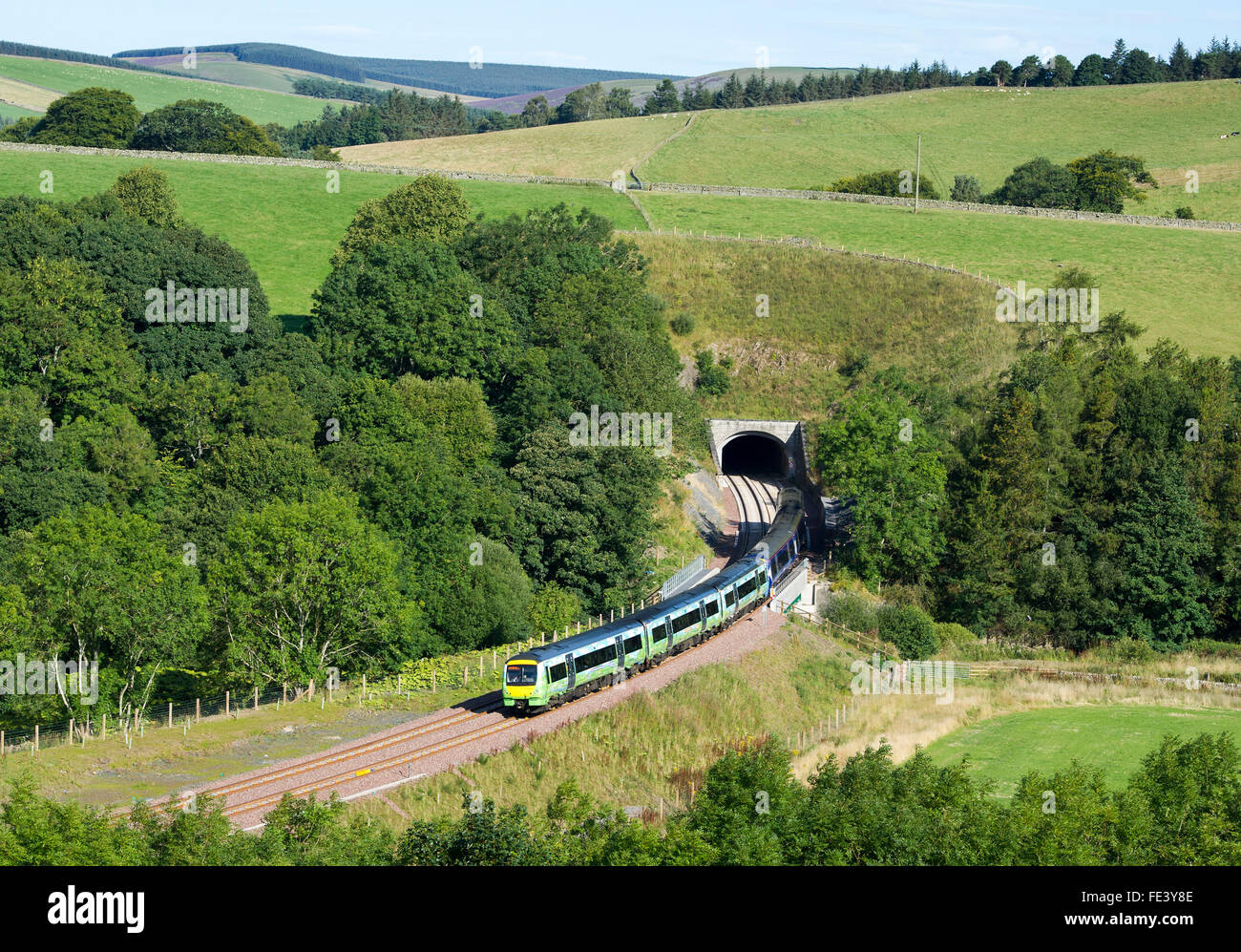 6. September 2015. Scottish Borders UK, neue Grenzen Eisenbahn. Ein Zug von Edinburgh beendet Bowshank Tunnel in der Nähe von Galashiels. Stockfoto