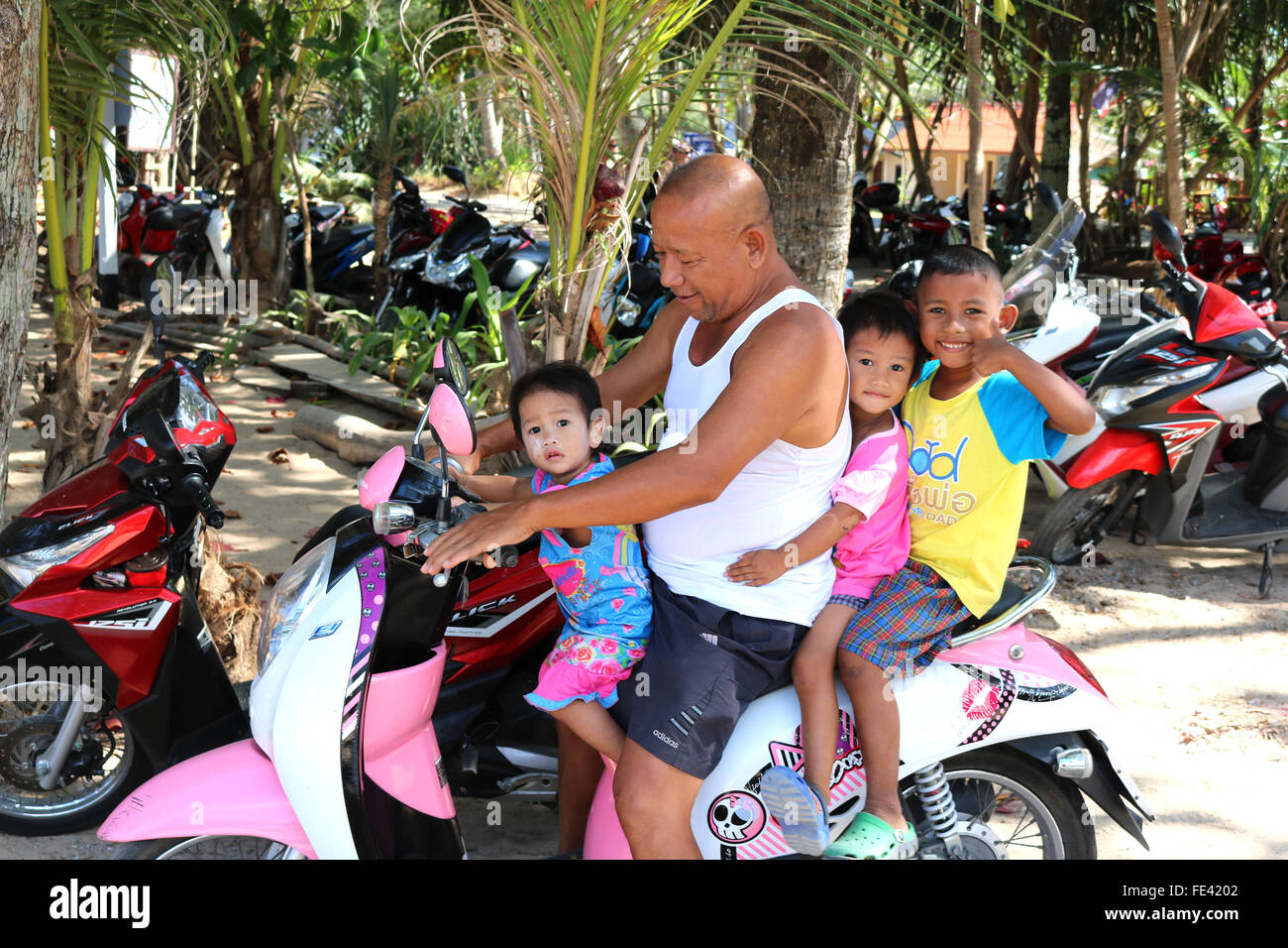 Thailand Phuket General Transport der Kinder für eine Fahrt Adrian Baker Stockfoto
