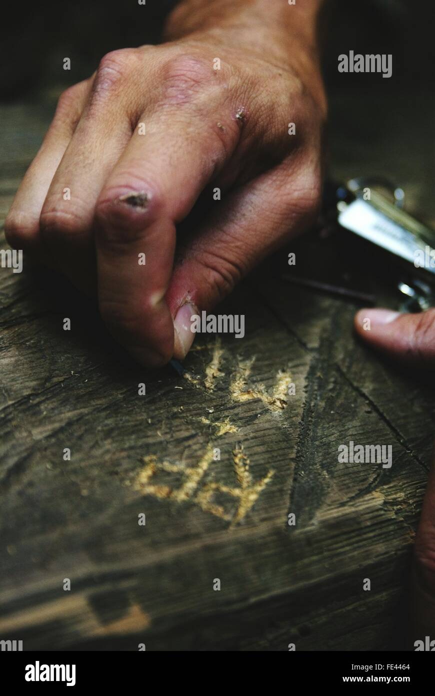 Nahaufnahme des Menschen Hand Gravur auf Holz Stockfoto