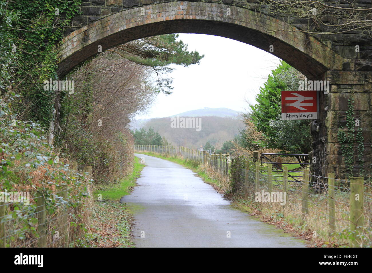 Der Ystwyth Trail, Teil der alten Aberystwyth Carmarthen Eisenbahnlinie nun von Wanderern und Radfahrern genutzt Stockfoto