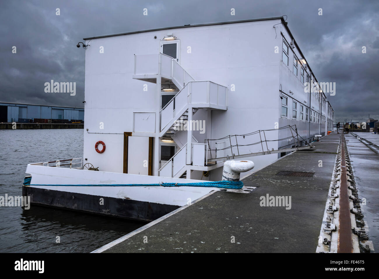 Gent, Belgien, 4. Februar 2016. Ankunft der Ponton De Reno in der Ghent-Port. Ehemalige schwimmenden Gefängnis aus den Niederlanden wird jetzt verwendet werden, um Platz für bis zu 250 Asylbewerber an der Rigakaai Anlegestelle im Hafen von Gent, Belgien Credit: letzen Bild Bibliothek/Alamy Live News Stockfoto