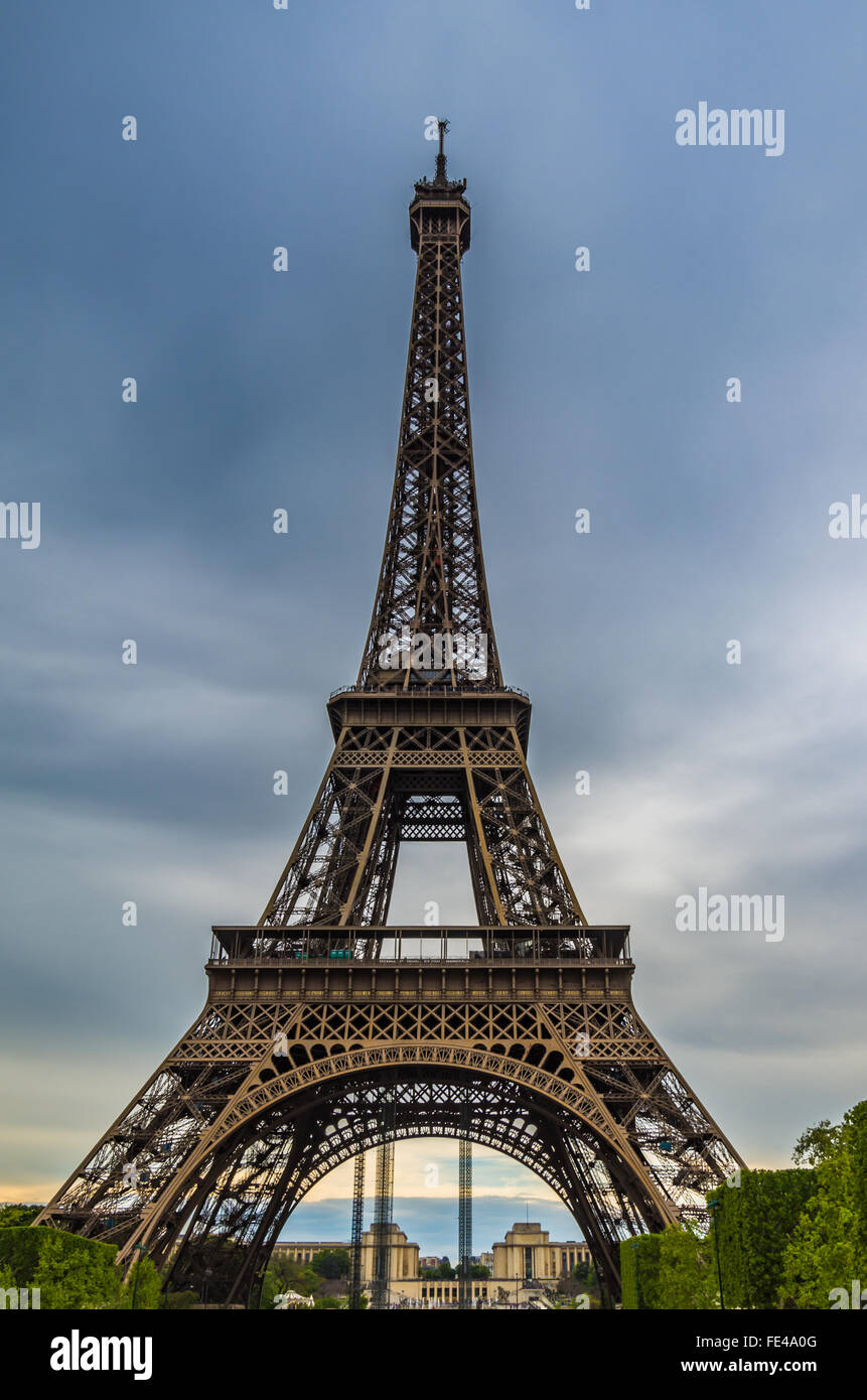 Der Eiffelturm ist ein Symbol für Frankreich und dominiert die Skyline von Paris Stockfotografie 
