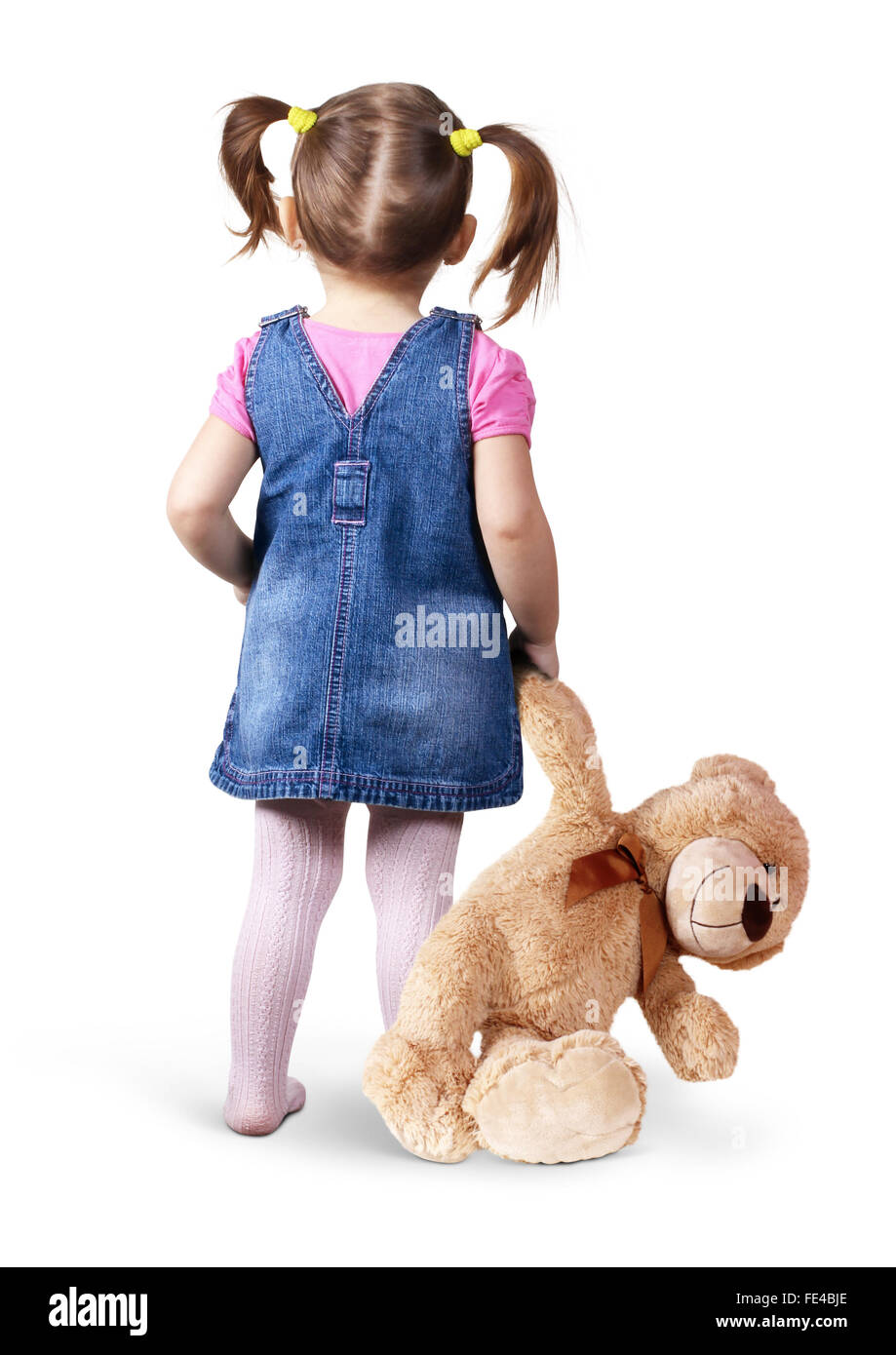 Kleines Kind Mädchen mit Spielzeug Bär auf weiß, Ansicht von hinten Stockfoto