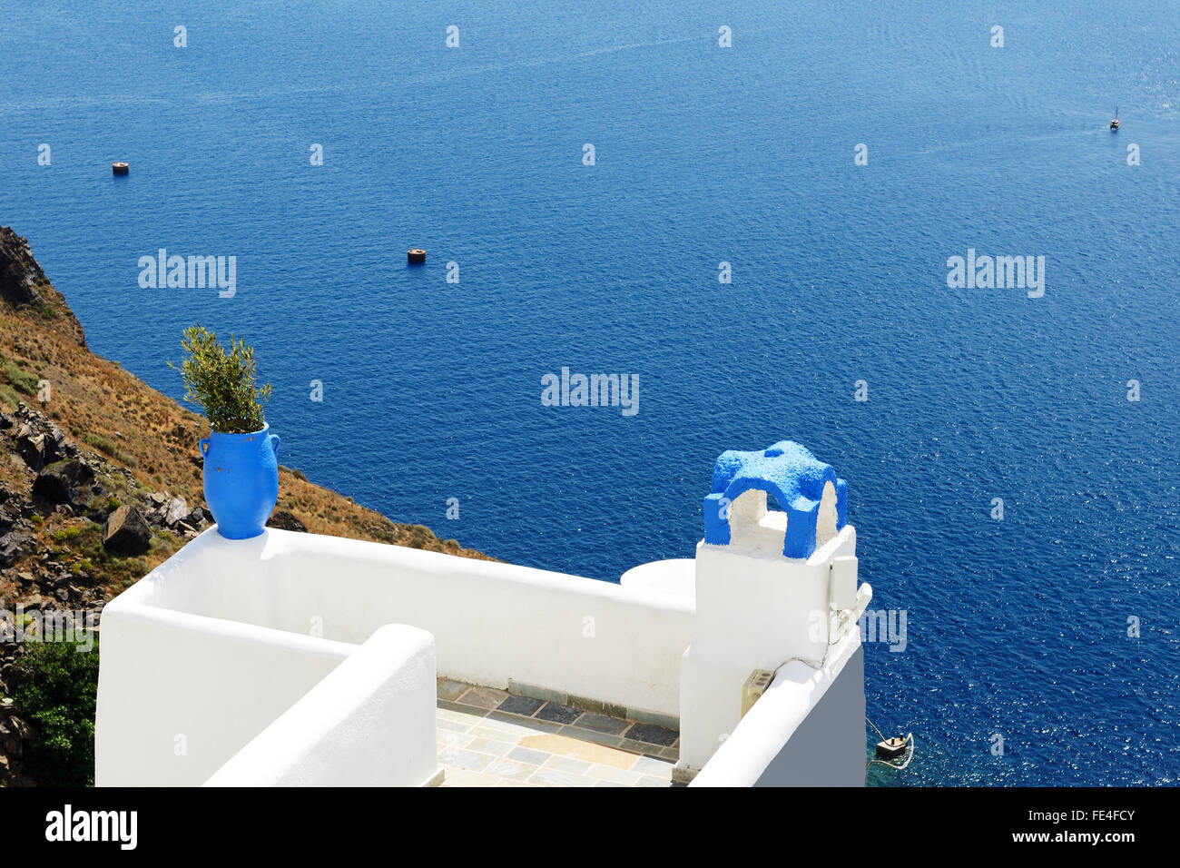 Die Terrasse mit Meerblick und das Ägäische Meer, Insel Santorin, Griechenland Stockfoto
