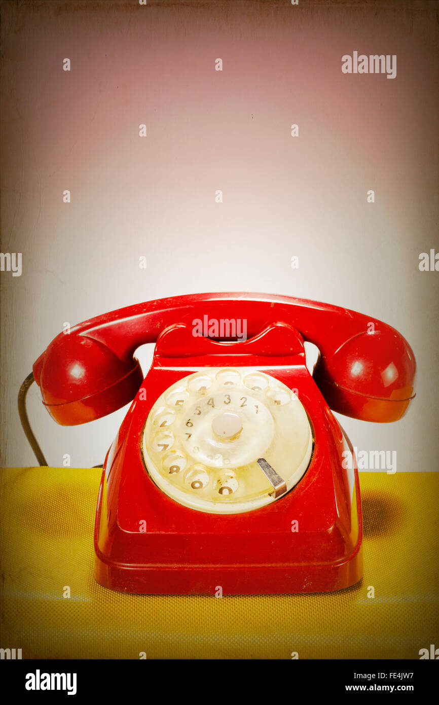 Retro-rotes Telefon Over White Background Stockfoto