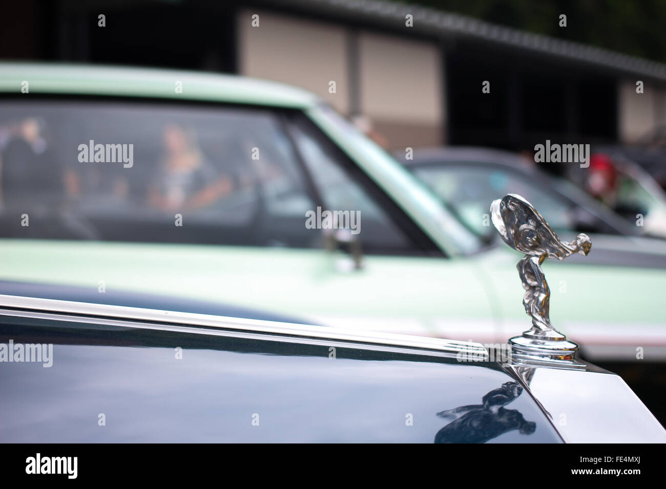 Rolls-Royce Spirit of Ecstasy und andere Autos im Hintergrund Stockfoto