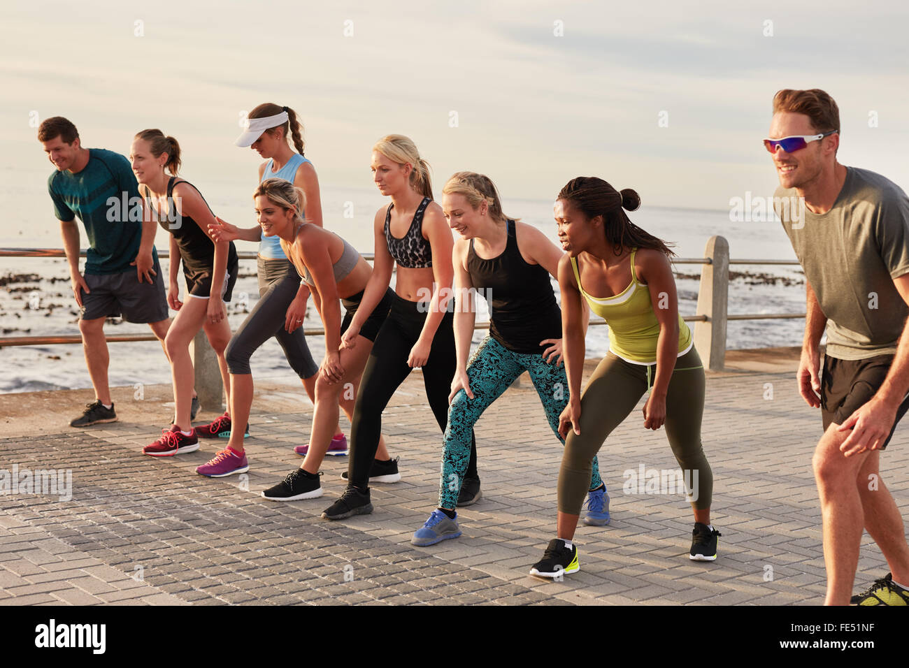 Marathon-Läufer unter der Position für den Start des Rennens. Junge Menschen zu einem Laufwettbewerb direkt an Strandpromenade zu starten. Stockfoto