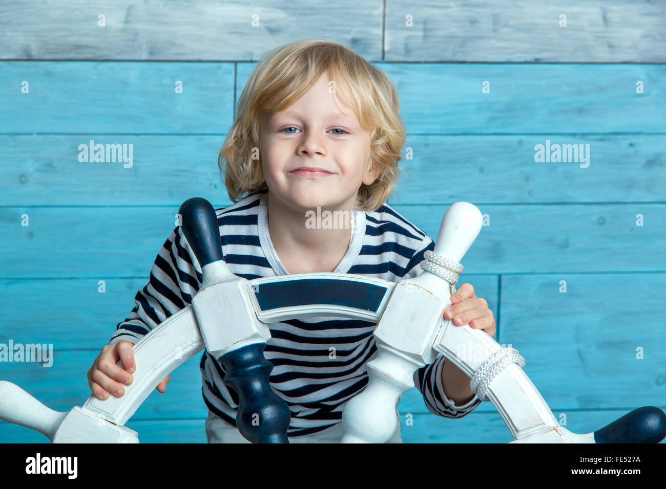 Kind mit einem Lenkrad Stockfoto