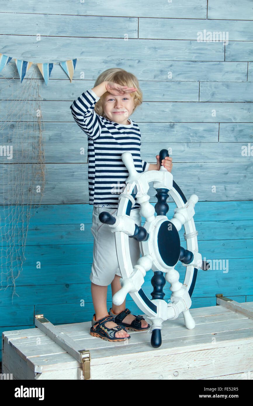 Kind mit einem Lenkrad Stockfoto