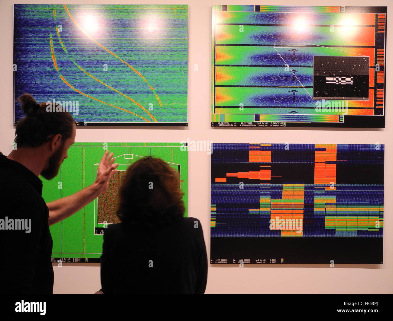 New York, NY, USA. 3. Februar 2016. Besucher schauen Bilder bei der Eröffnung der Ausstellung "Astro Rauschen" aus USA amerikanische Künstlerin Laura Poitras im Whitney Museum of American Art in New York, NY, USA, 3. Februar 2016. Foto: Johannes Schmitt-Tegge/Dpa/Alamy Live News Stockfoto