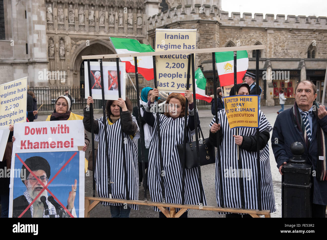 London, Großbritannien. 4. Februar, 2016. Iranische Frauen protestieren gegen den Besuch des iranischen Außenministers in der Syrien Geberkonferenz. Credit: Ian Davidson/Alamy leben Nachrichten Stockfoto
