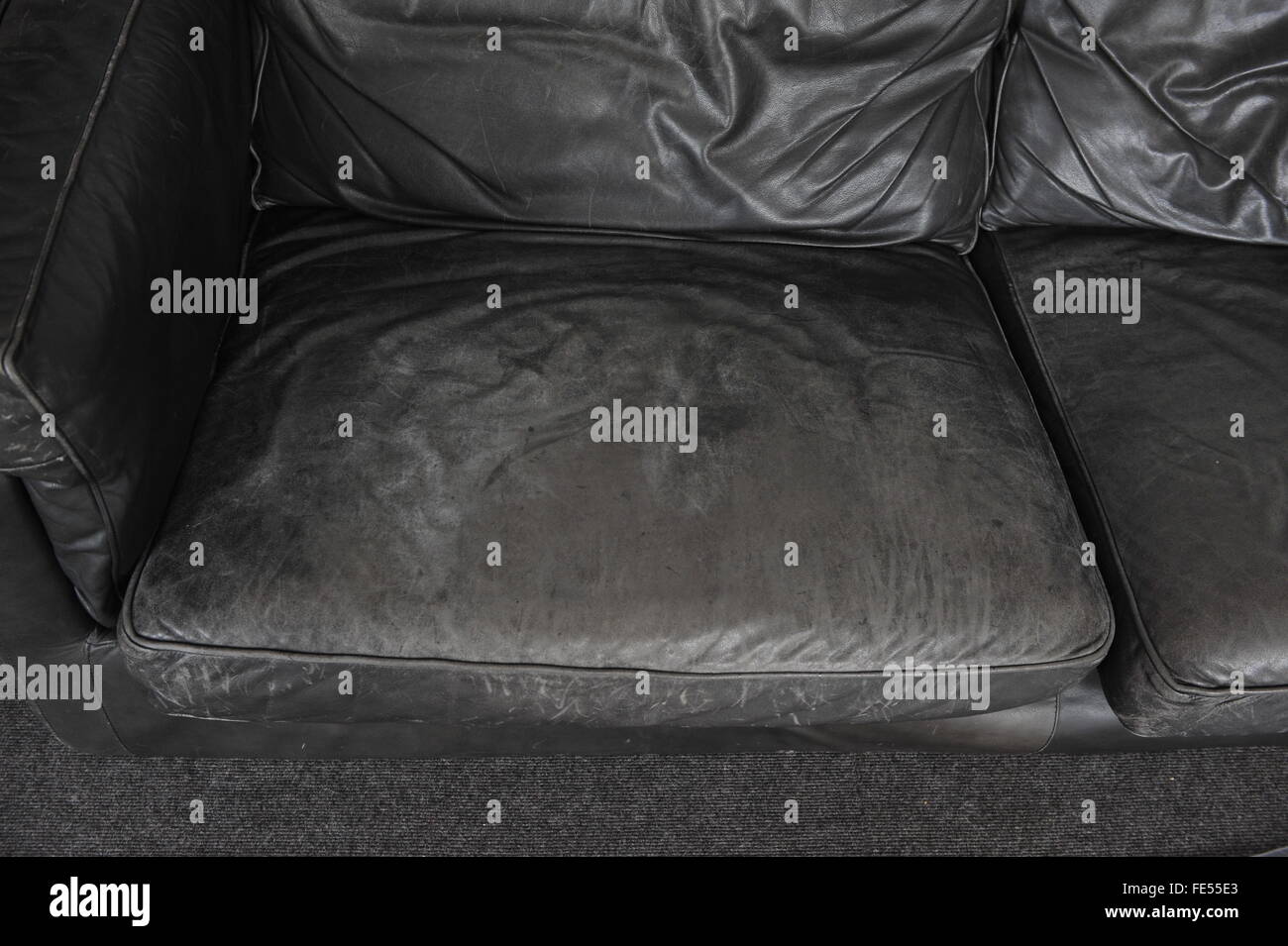 Ledersofa, Möbel, Lounge, verwendet, alte schäbige Stockfoto