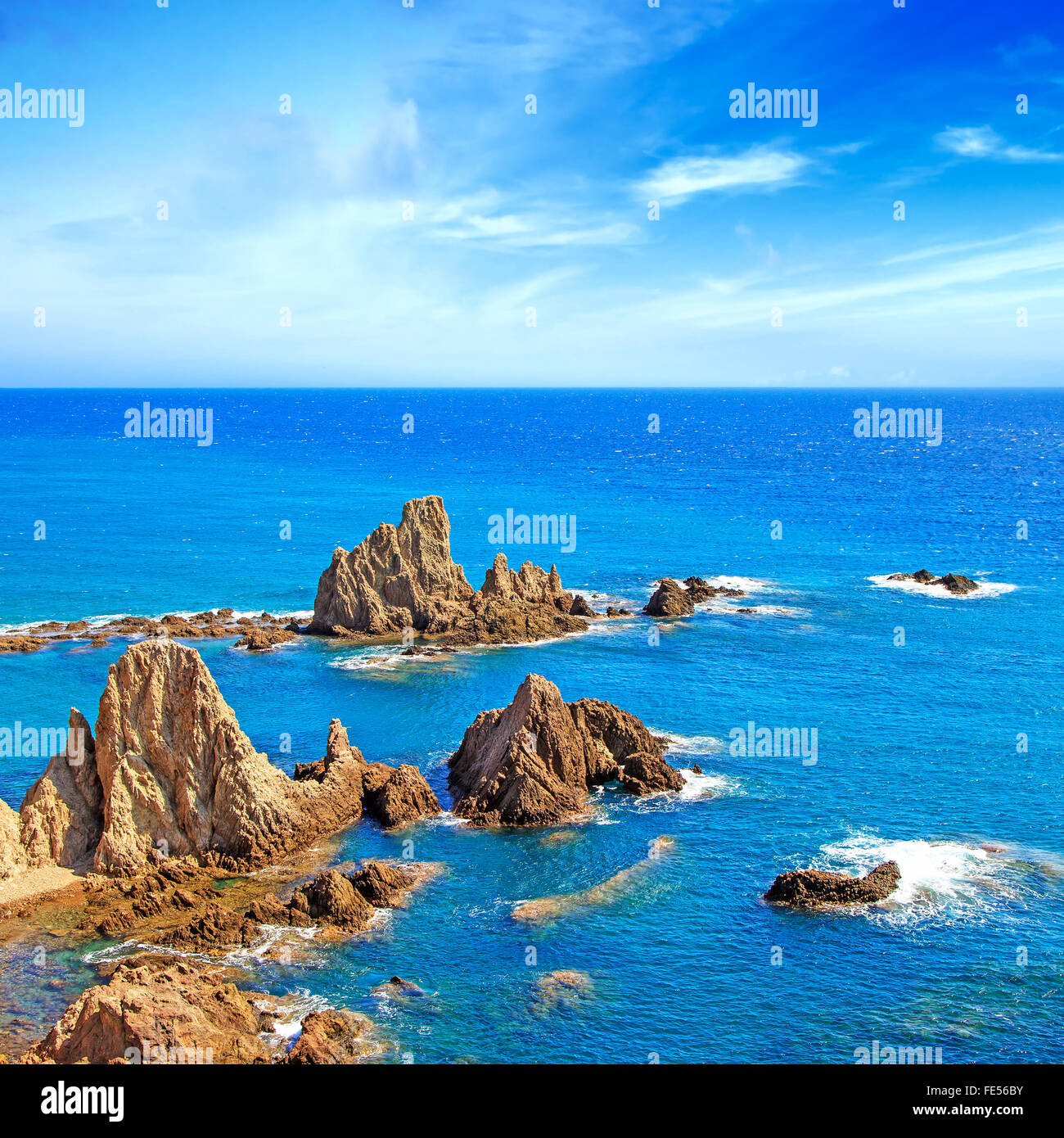 Cliff Felsen und das Meer in der Nähe von Carboneras Küstenlandschaft. Cabo de Gata-Nijar Park, Andalusien größte Schutzgebiet. Stockfoto