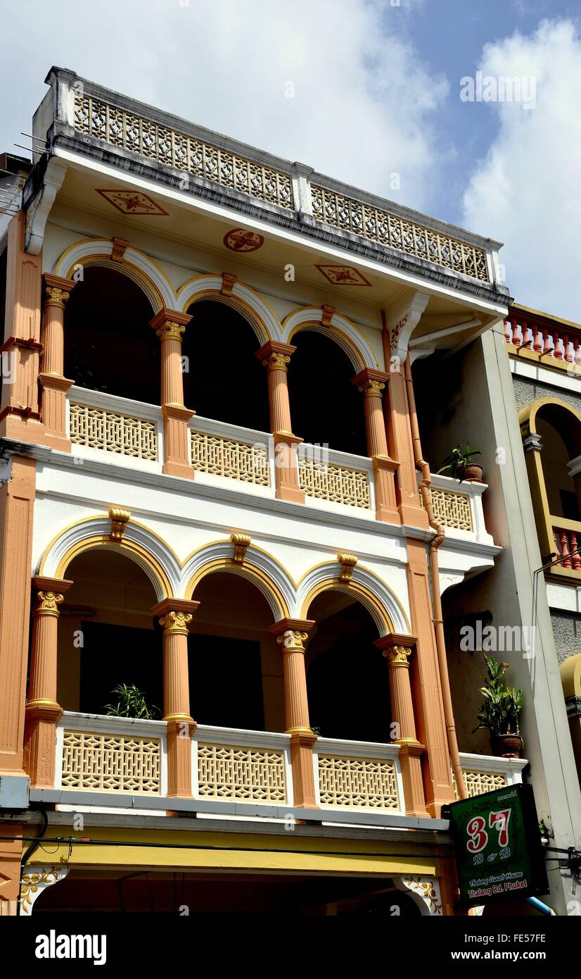 Stadt Phuket, Thailand: Fein restauriert Ende des 19. Jahrhunderts chinesisch-portugiesischen Shop Haus in der Altstadt von Krabi Road Stockfoto