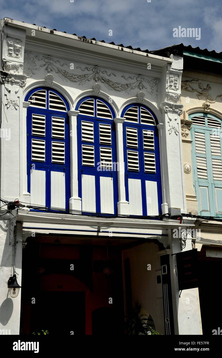Stadt Phuket, Thailand: Fein restauriert, Anfang des 19. Jahrhunderts chinesisch-portugiesischen Chiense Shop Haus im historischen Viertel von Krabi Road Stockfoto