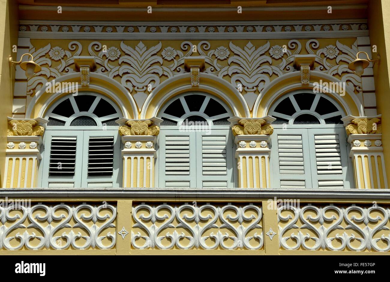 Stadt Phuket, Thailand: A fein restauriert Anfang des 20. Jahrhunderts chinesisch-portugiesischen Shop Haus in der Altstadt von Krabi Road Stockfoto