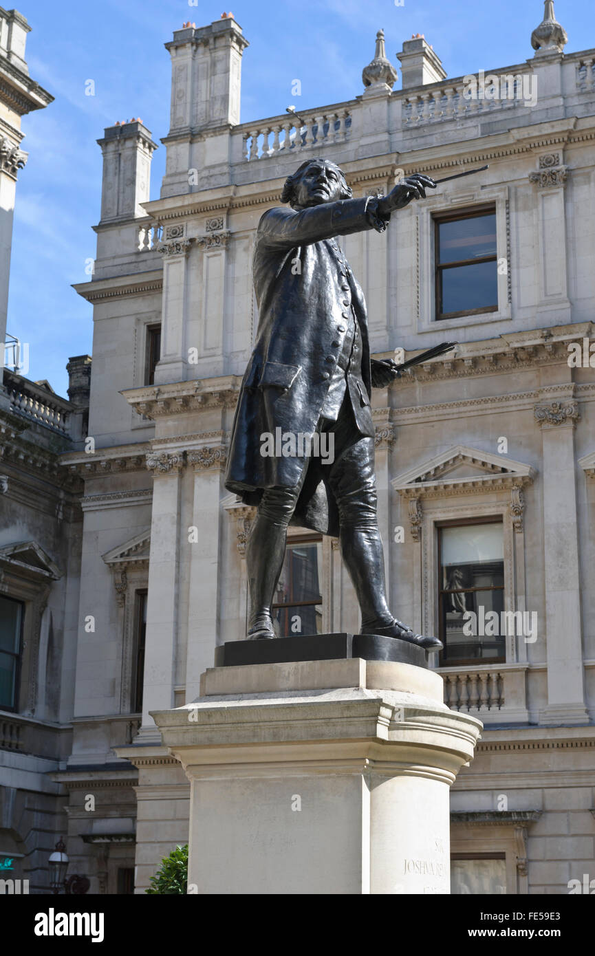 Statue von Sir Joshua Reynolds im Hof des Burlington House, London, Vereinigtes Königreich. Stockfoto