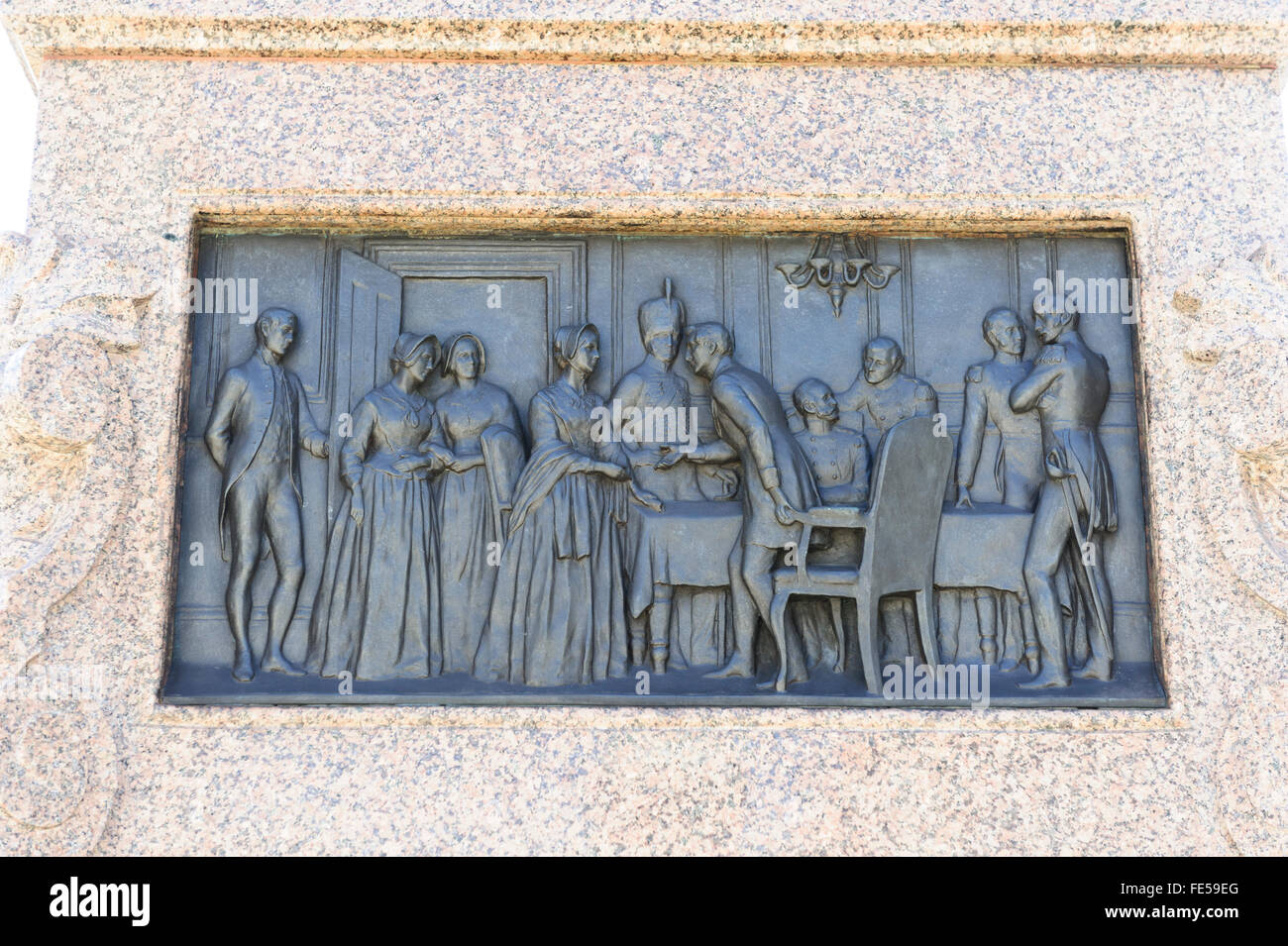 Eine historische Bas Relief Gedenktafel auf der Seite der Florence Nightingale Denkmal, London, Vereinigtes Königreich. Stockfoto