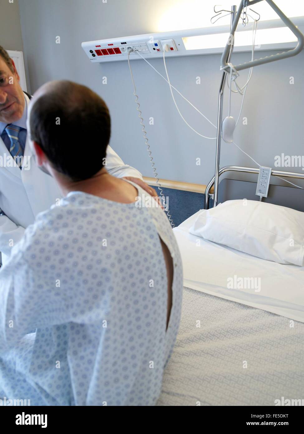 Sprechender arzt und patient -Fotos und -Bildmaterial in hoher ...