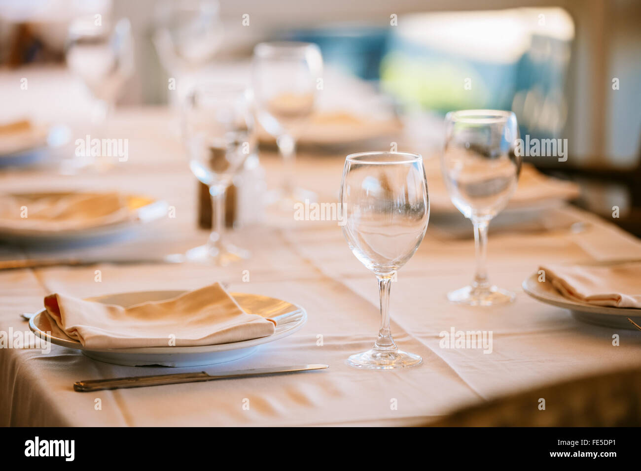 Die gemütliche Einrichtung der Sommer Café europäischen Stadt. Geschirr, Tische mit Tischdecken bedeckt. Ruhestätte. Catering. Stockfoto