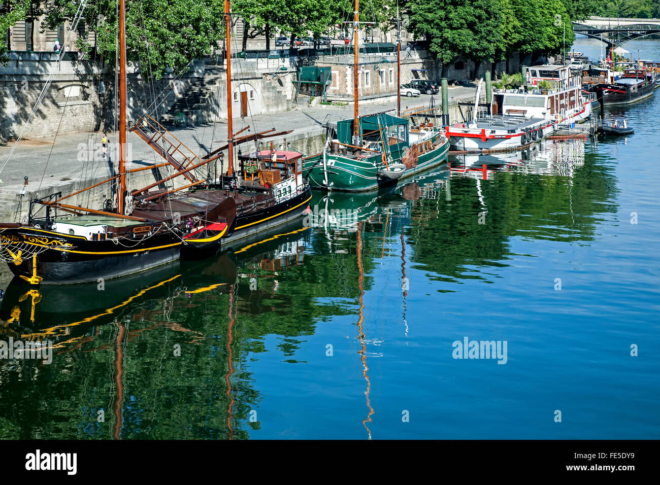 Boote vertäut am Ufer, Paris, Frankreich Stockfoto