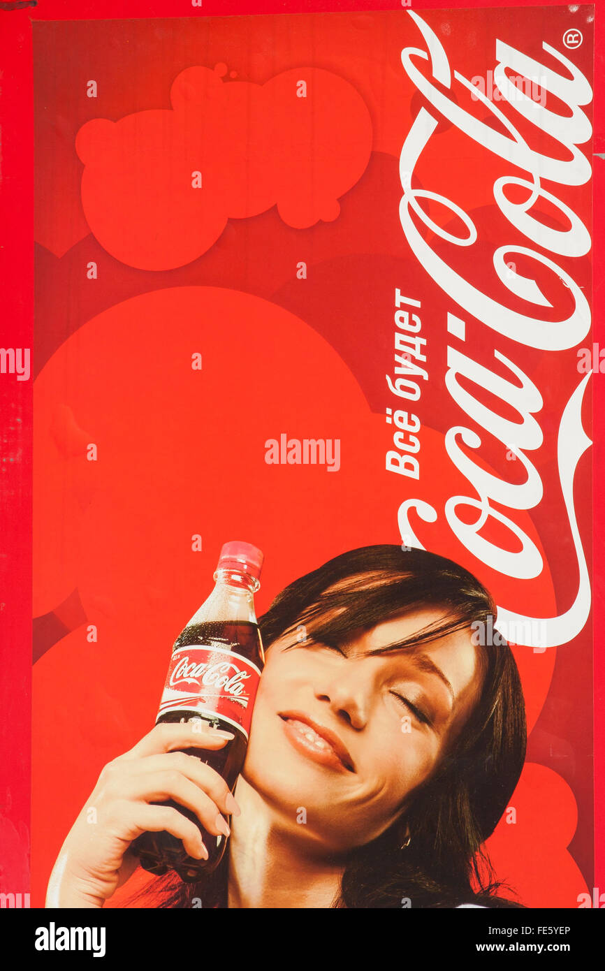 Werbung in russischer Sprache auf eine Coca-Cola Getränke Maschine, Moskau, Russland Stockfoto
