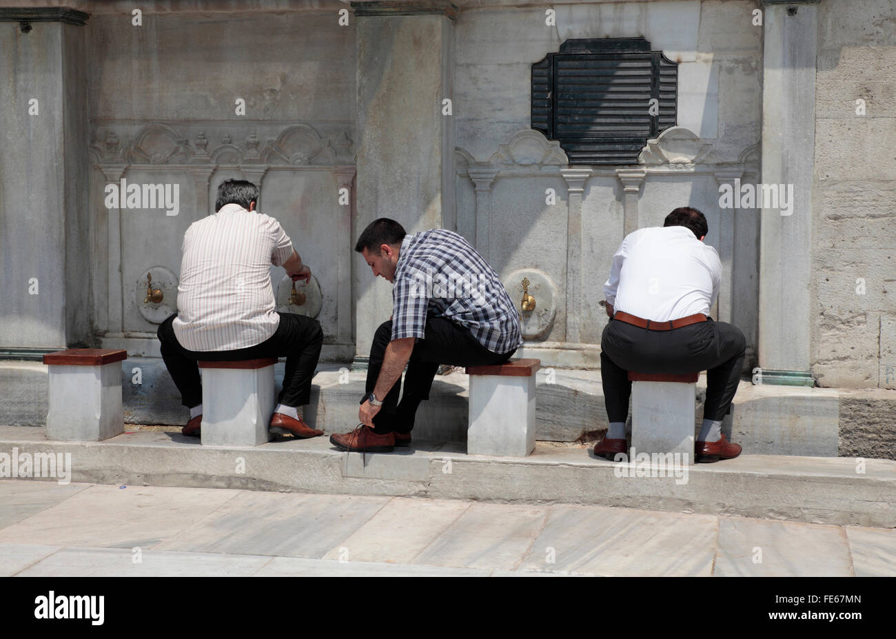 Rituelle Waschung vor dem Betreten einer Moschee, Istanbul, Türkei Stockfoto