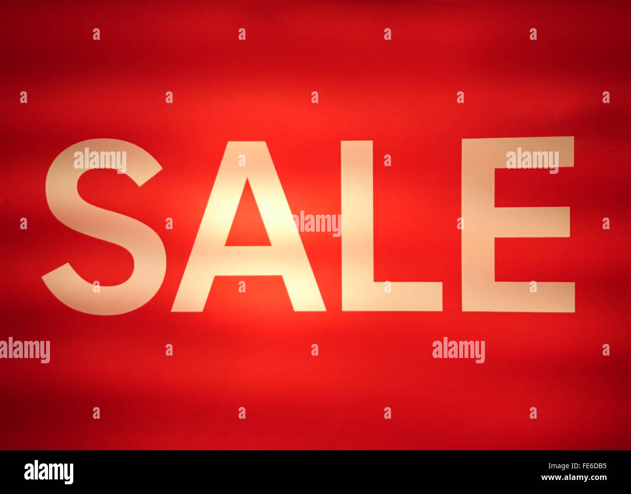 Sepia Text Verkauf von Leuchtstofflampe auf rotem Grund, soft-Fokus Stockfoto