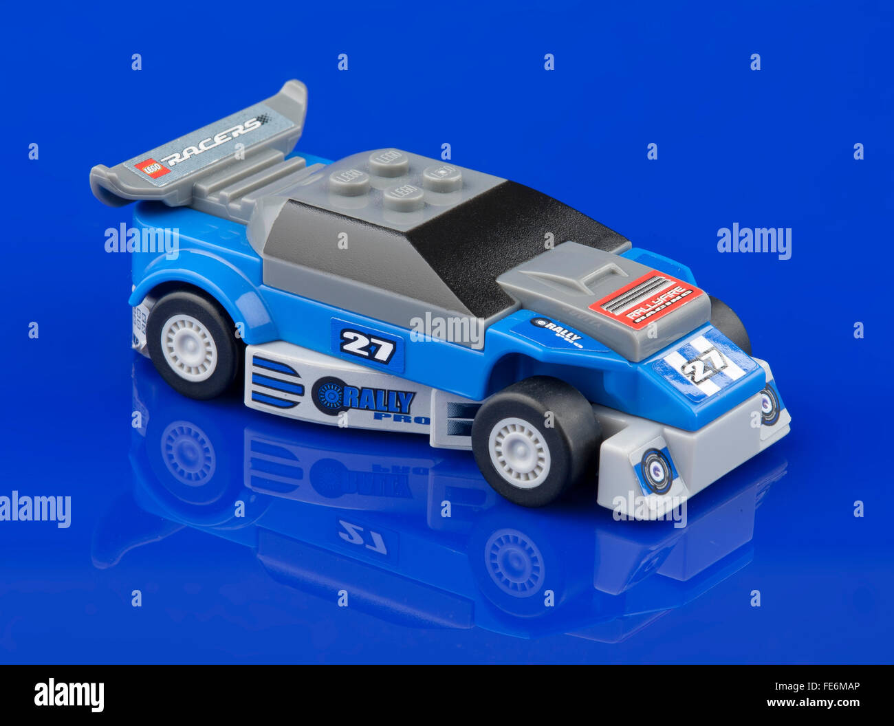 LEGO Racer Spielzeugauto auf blauem Hintergrund Stockfoto