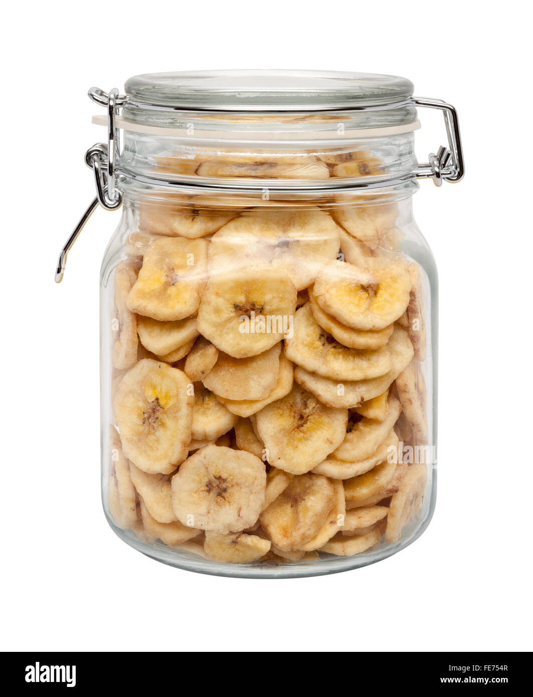 Getrocknete Bananenchips in einem Glas-Kanister mit einer Metallklemme. Das Bild zeigt einen Ausschnitt isoliert auf einem weißen Hintergrund. Stockfoto