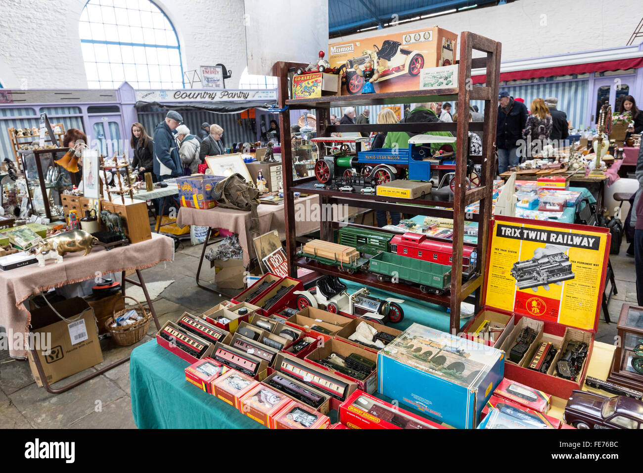 Indoor Antik Flohmarkt mit Spielzeug-Eisenbahnen auf Verkauf, Abergavenny, Wales, UK Stockfoto