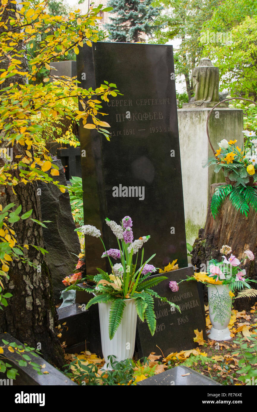 Grab des sowjetischen Komponisten Sergei Prokofiev (1891-1953) in Nowodewitschi-Friedhof, Moskau, Russland Stockfoto